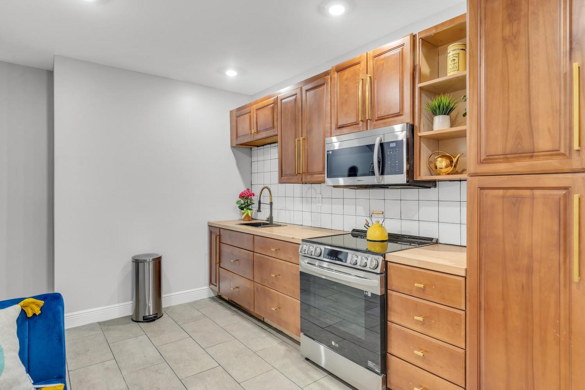 1 Bedroom Patio Paradise In Central City Apartment