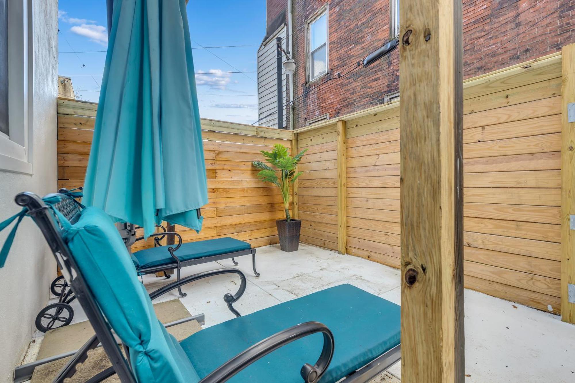Apartment 1 Bedroom Patio Paradise In Central City *